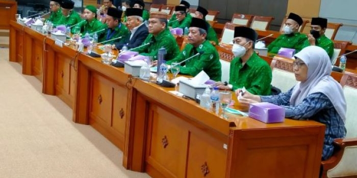 Prof Dr KH Asep Saifuddin Cahlim, MA dan para pengurus Pergunu saat audensi dengan Komisi VIII DPR RI di Senayan Jakarta, Rabu (22/6/2022). Foto: MMA/bangsaonline.com