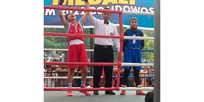 Elisabeth Louisa Valeria berselebrasi setelah dinyatakan menang angka dalam laga final melawan petinju dari Kota Pasuruan di kelas 50 kg putri.