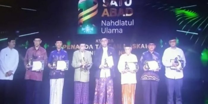 Para kiai saat menerima penghargaan dalam acara Anugrah Satu Abad di Teater Tanah Air, Taman Mini Indonesia Indah (TMII) Jakarta, Selasa (31/1/2023) malam. Foto: istimewa 
