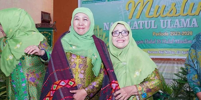Khofifah saat menggunakan kain ulos sebagai tanda kasih sayang dan penghormatan ketika berada di Asrama Haji Medan.