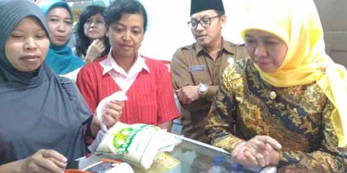 Khofifah didampingi Wawali Kota Malang, Drs. H. Sutiaji, saat memantau transaksi warga Kelurahan Madyopuro menggunakan kartu PKH di e-Warung Ki Ageng Gribig, Senin (23/01). 