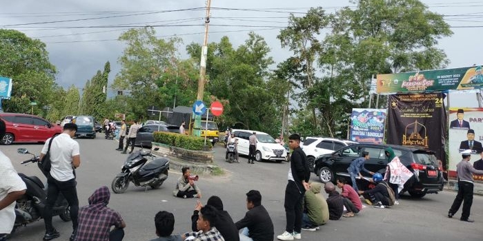 blokade-jalan-raya-paguyuban-pemuda-desak-ketua-pmi-bangkalan-mundur