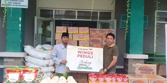 Yayasan Wings Peduli saat membagikan paket sembako di Ponpes Lirboyo, Kota Kediri. Foto: Ist