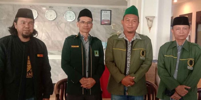Sekjen DPP Barikade Gus Dur, Pasang Haro Raja Ngguguk, didampingi Ketua DPC Barikade Gus Dur Malang Raya, Dersi Hariono.