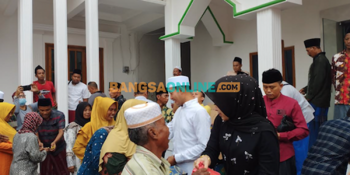 Wakil Bupati Sampang periode 2019-2024 sekaligus Ketua DPC PPP, Abdullah Hidayat saat menyerahkan zakat kepada masyarakat. Foto: MUTAMMIM/ BANGSAONLINE