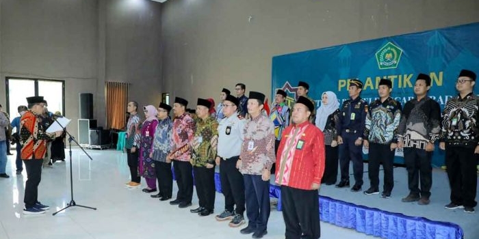 Pj Gubernur Jatim saat melantik 23 PPIH Embarkasi Surabaya di Asrama Haji Sukolilo.