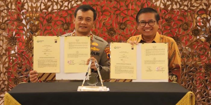 Direktur Utama Petrokimia Gresik Dwi Satriyo Annurogo bersama Kapolda Jawa Tengah Irjen Pol Ahmad Luthfi saat menunjukkan nota kesepahaman yang sudah diteken. foto: ist.