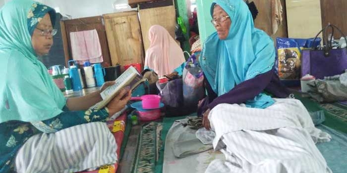 Santri lansia di PPDU Rejoso Jombang saat membaca Al-qur’an. foto: ROMZA/ BANGSAONLINE