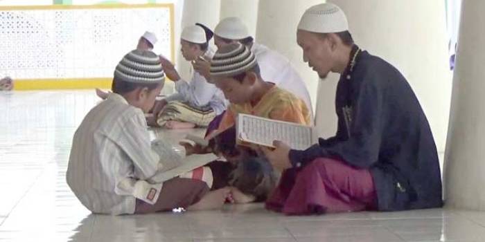 Anak-anak mengaji Al-quran di Masjid Jamik Sumenep. foto: RAHMATULLAH/ BANGSAONLINE