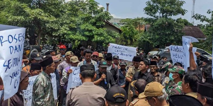 p2kd-morombuh-bangkalan-diduga-tak-netral-warga-gelar-demo