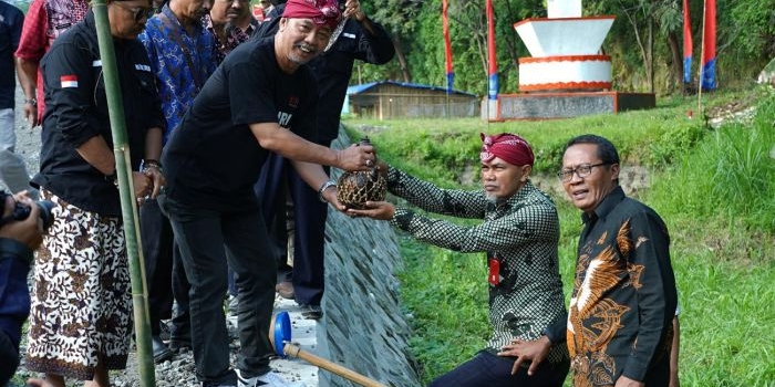 Kepala Dinas Pariwisata dan Kebudayaan Kabupaten Kediri Adi Suwignyo saat menerima air sungai Harinjing yang diwadahi kendi dari sesepuh Desa Siman. Foto: Ist.