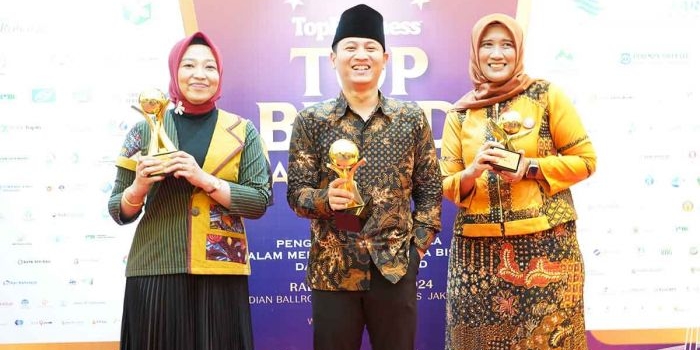 Bupati Trenggalek, Mochamad Nur Arifin, saat menerima penghargaan.