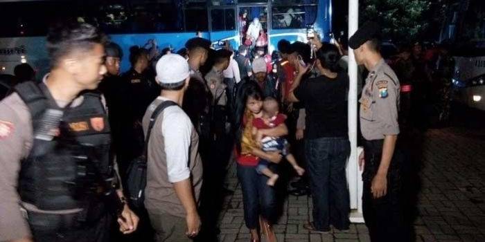 KLOTER KETIGA: Sebanyak 185 eks Gafatar tiba di Asrama Transito Disnakertranduk Jatim, di Surabaya, Minggu (24/1) malam. foto detik.com