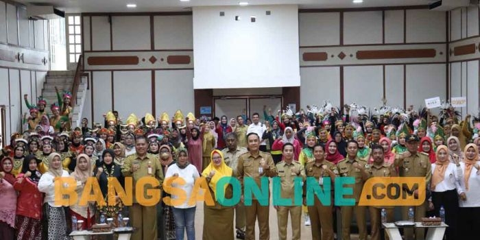 Wakil Bupati Gresik, Aminatun Habibah, saat hadir di kejuaraan senam kreasi yang digelar Disparekrafbudpora. Foto: SYUHUD/BANGSAONLINE