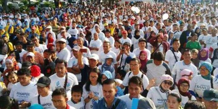MENYEMUT - Ribuan massa yang mengikuti event "Surabaya Berjalan Bersama Menpora" berjubel di parkir timur Surabaya Plaza. foto: satria/BANGSAONLINE