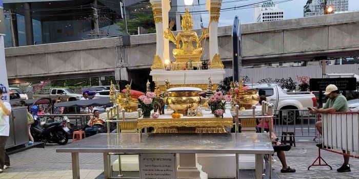 Hampir di setiap pusat keramaian ada tempat ritual Budha, termasuk di pusat perbelanjaan atau mall di Bangkok Thailand. Foto: M Mas