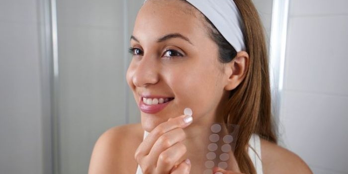 6-hal-yang-perlu-diperhatikan-saat-pakai-acne-patch