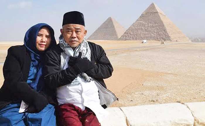 Dr. KH. Asep Saifuddin Chalim, MA, bersama istri, Nyai Alif Fadlilah. foto: dokumentasi PP Amanatul Ummah/ Djoko pitono