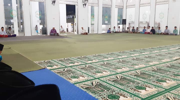 KH. Linul Qolbih Hamzah memimpin langsung tadarusan di Pondok Pesantren Hidayatullah Al Muhajirin Pasarean Bawah, Desa Buduran, Kecamatan Arosbaya. foto: FAUZI/ BANGSAONLINE