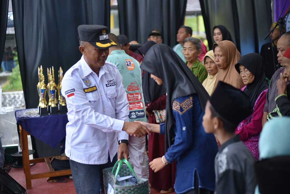Pemberian santunan kepada anak yatim, kaum duafa, dan fakir miskin oleh Muspika Kecamatan Pronojiwo. Foto: Agus Salimullah.