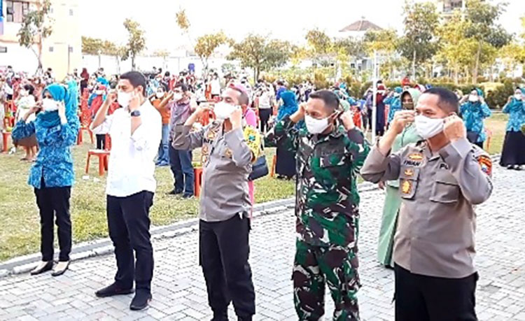 Dari kiri: Ketua Tim Penggerak PKK (Bunda Feronika Abdullah Abu Bakar), Wali Kota Kediri (Abdullah Abu Bakar), Kapolres Kediri Kota (AKBP Miko Indrayana), Dandim 0809 Kediri (Letkol Kav. Dwi Agung), dan AKBP Iwan dari Polda Jatim saat memakai masker bersama. (foto: MUJI/ BANGSAONLINE)