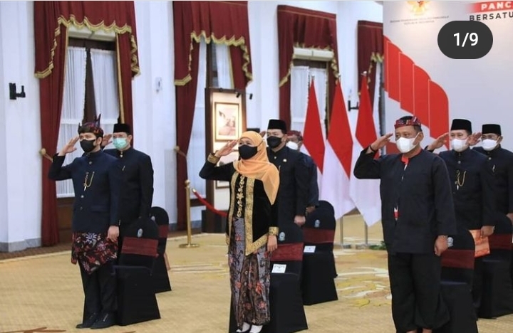 Gubernur Jawa Timur Khofifah Indar Parawansa memakai busana adat Madura saat mengikuti upacara Hari Lahir Pancasila di Gedung Grahadi Surabaya, Selasa (1/6/2021). foto: instagram/@khofifah.ip