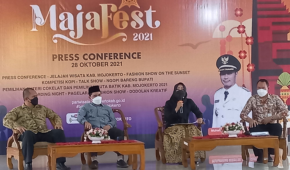 Bupati Mojokerto, Ikfina Fahmawati, bersama wakilnya, Muhammad Al Barra, saat konferensi pers terkait MajaFest 2021.