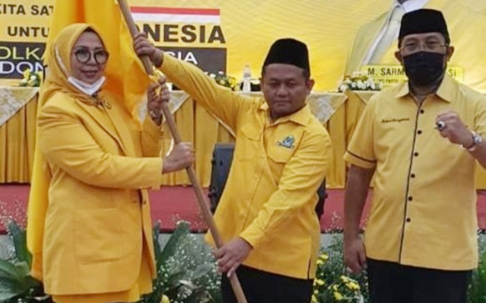 Ketua DPD Partai Golkar Kabupaten Pasuruan Rias Yudikari Drastika sedang memegang bendera Golkar.