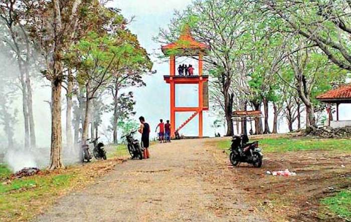Keindahan Pantai Jumiang di Desa Tanjung, Kecamatan Pademawu, Kabupaten Pamekasan memesona. 