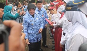 Wali Kota Probolinggo Hj Rukmini SH MSi memberikan kartu langganan transportasi pelajar. (andi/BANGSAONLINE)