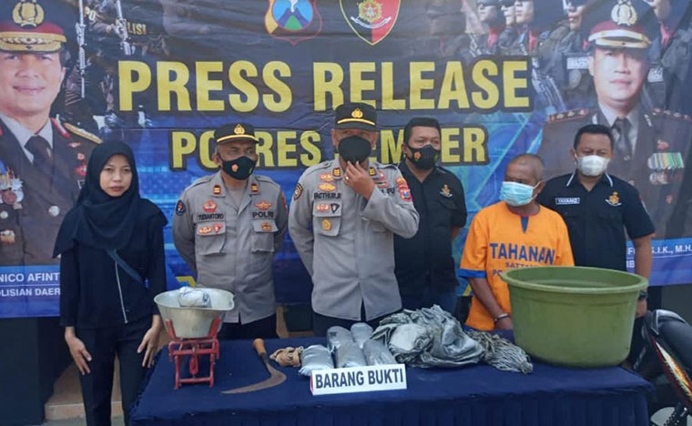 Kapolsek Semboro AKP. Fatchur Rohman saat memimpin press confrence penangkapan peracik bahan peledak.