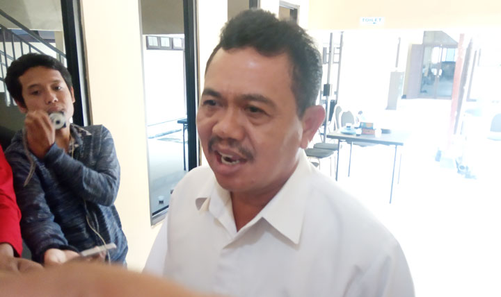 Bupati Pungkasiadi memberikan keterangan kepada wartawan usai diperiksa. foto: SOFFAN/ BANGSAONLINE