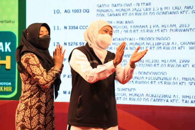 Gubernur Jawa Timur Khofifah Indar Parawansa didampingi Bupati Mojokerto Ikfina Fahmawati dan Prof Dr KH Asep Saifuddin Chalim melaunching 76 gerai Samsat One Pesantren One Product (OPOP) yang tersebar di 76 Pondok Pesantren (Ponpes) di Jawa Timur. Launching dipusatkan di Pondok Pesantren Amanatul Ummah, Pacet, Mojokerto, Sabtu (30/10) malam. foto: Humas Pemprov Jatim