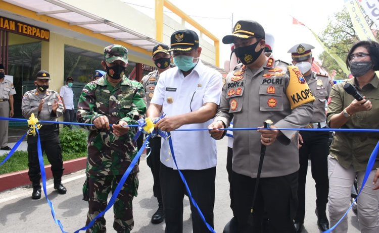 Bupati Pungkasiadi dan Kapolres Mojokerto AKBP Dony Alexander, tengah meresmikan Mobil Motor Dolan-Dolan Cegah Covid-19. 