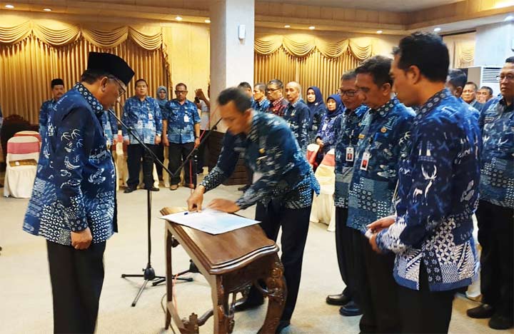 Bupati Sambari HR saat melantik Siswadi sebagai Kepala BPPKAD. foto: SYUHUD/ BANGSAONLINE