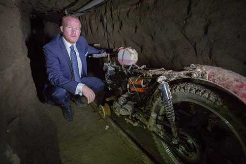 Sungguh cerdas. motor jadi pendorong troli dengan roda pakai rel. foto: mirror.co.uk