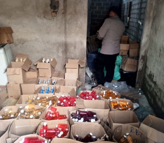 Ribuan botol miras yang ditemukan Polsek Brondong di dalam sebuah warung
