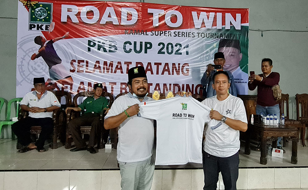 Pengurus DPC PKB Bangkalan Khotib Marzuki, memberikan cendera mata berupa kaos kepada Ketua PBSI Bangkalan Rachmat Basuki, sebagai tanda dimulainya Turnamen Bulutangkis PKB Cup di Gor Nusantara, Tanjung Jati, Kecamatan Kamal, Bangkalan, Jumat (1/10/2021) malam.