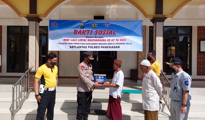 Kapolres Pamekasan AKBP Rogib Triyanto didampingi Kasat Lantas Polres Pamekasan AKP Mokhamad Munir secara simbolis memberikan bantuan alat kebersihan dan sembako kepada takmir masjid dan pengurus tempat ibadah.