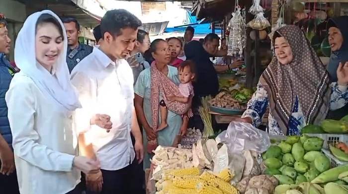 Cawagub Jatim Emil Elestianto Dardak didampingi istri Arumi Bachsin menyapa pedagang Pasar Menganti. Foto: Ist.