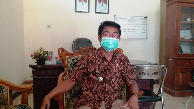Abdul Malik Camat Klamis saat memberikan penjelasan kepada media terkait penyebaran Covid-19 di Kecamatan Klampis.