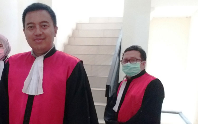 Ketua Pengadilan Negeri Bangkalan Dr. Maskur Hidayat bersama Hakim Johan Wahyu Hidayat.