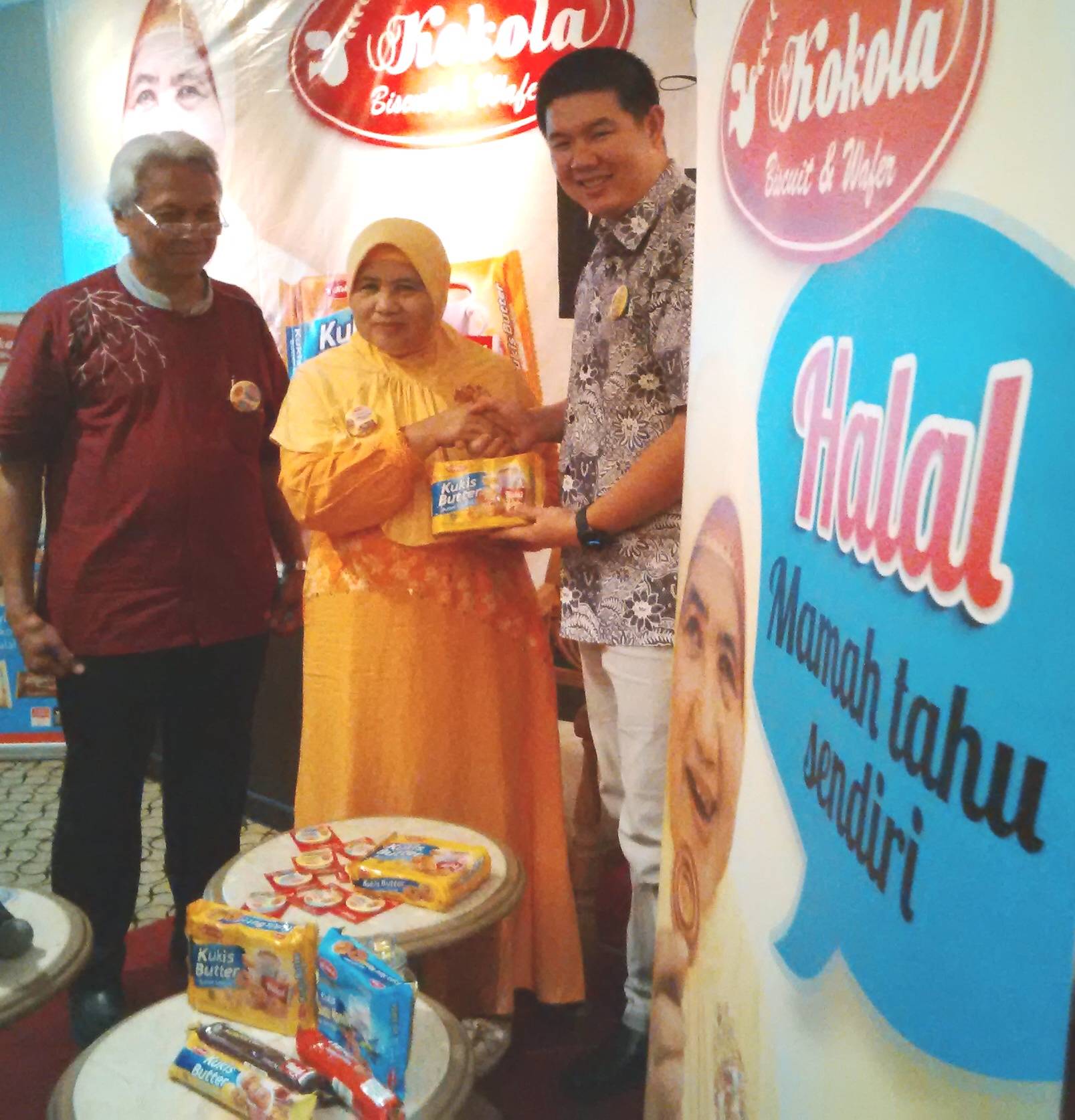 HALAL. Mama Dedeh dan Richard Cahadi (kanan) Managing Director PT MGFI. foto : nisa/bangsaonline

