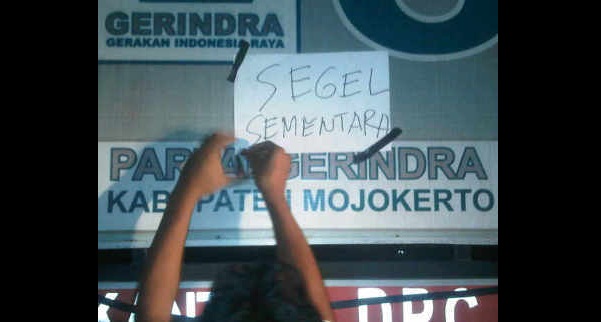SEGEL-Aksi belasan kader PAC Partai Gerindra di kantor DPC-nya, Minggu malam. (gunadhi/BangsaOnline.com)