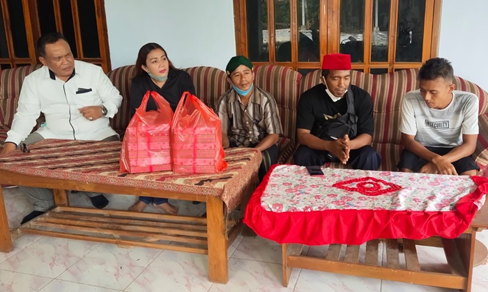 Dari kiri: Suharno, Irma Yulianti, Gus Rien dan Gus Basori (perwakilan warga dan relawan) saat menyerahkan hasil donasi kepada Suyadi, orang tua almarhum Rafa. foto: ist.