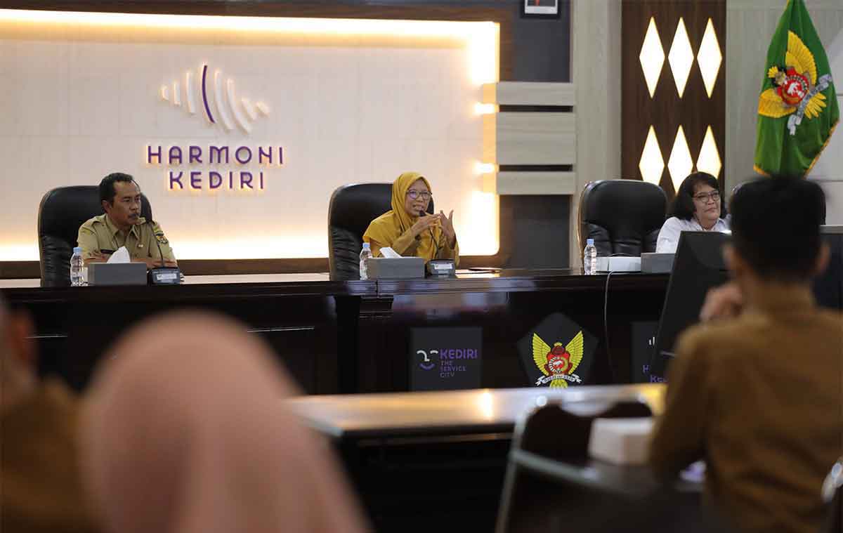 Kabag Organisasi Pemkot Kediri, Herwin Zakiyah, saat memberi sambutan. Foto: Ist