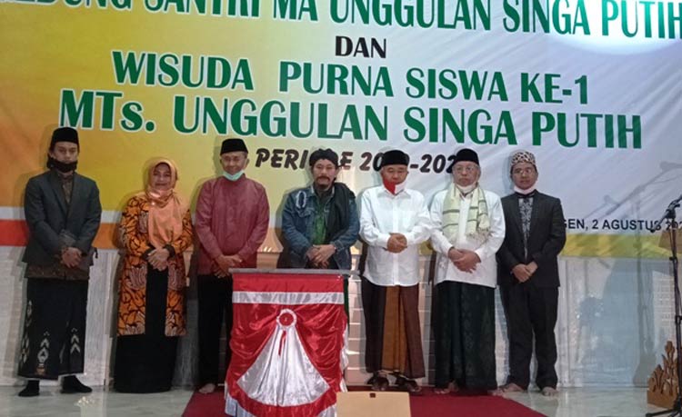 Tampak di antara para tokoh yang hadir dalam peresmian tersebut, Prof. Dr. H. Dahlan Iskan, Prof. Dr. KH. Asep Saifudin Chalim, Prof. Dr. H. Imam Suprayogo, dan Pengasuh Ponpes Singa Putih KH. Saifulloh Arif Billah. (foto: AHMAD FUAD/ BANGSAONLINE)