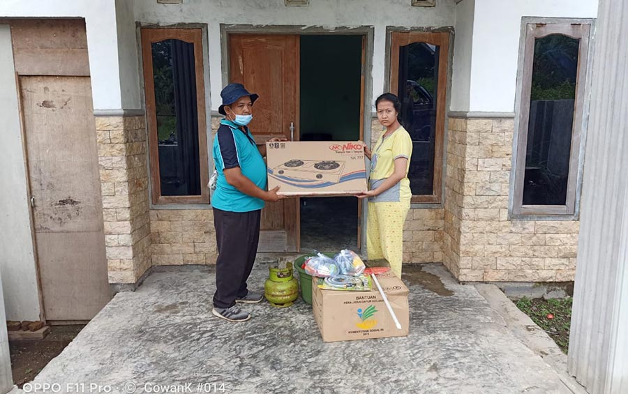 Salah satu anggota Karang Taruna Independen saat menyalurkan bantuan dan mengecek salah satu rumah kontrakan yang ditempati oleh salah satu pengungsi di Dusun Kabunan, Desa Kepulungan, Kecamatan Gempol. 