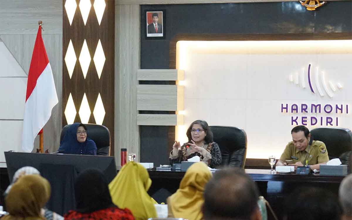 Pj Wali Kota Kediri, Zanariah, saat memberikan arahan terkait pengelolaan sampah. Foto: Ist