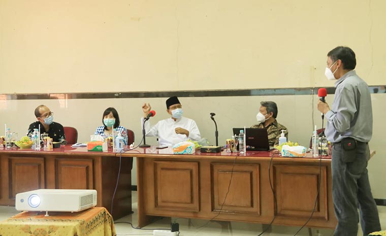 Dr. Setya Haksama, drg. M.Kes. dan M. Farid Dimyati Lusno, akademisi sekaligus researcher dari Unair memaparkan upaya peningkatan pelayanan RSUD dr. R. Soedarsono di hadapan Wali Kota Gus Ipul.